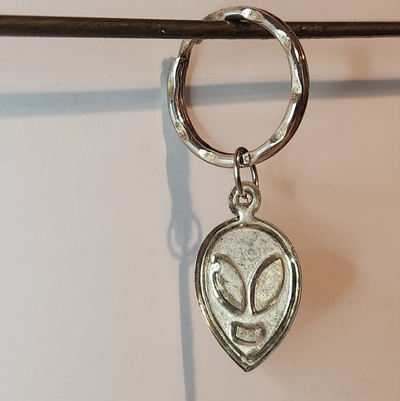 1 1/2” Unbranded Purple Alien Keychain - Picture 3 of 4